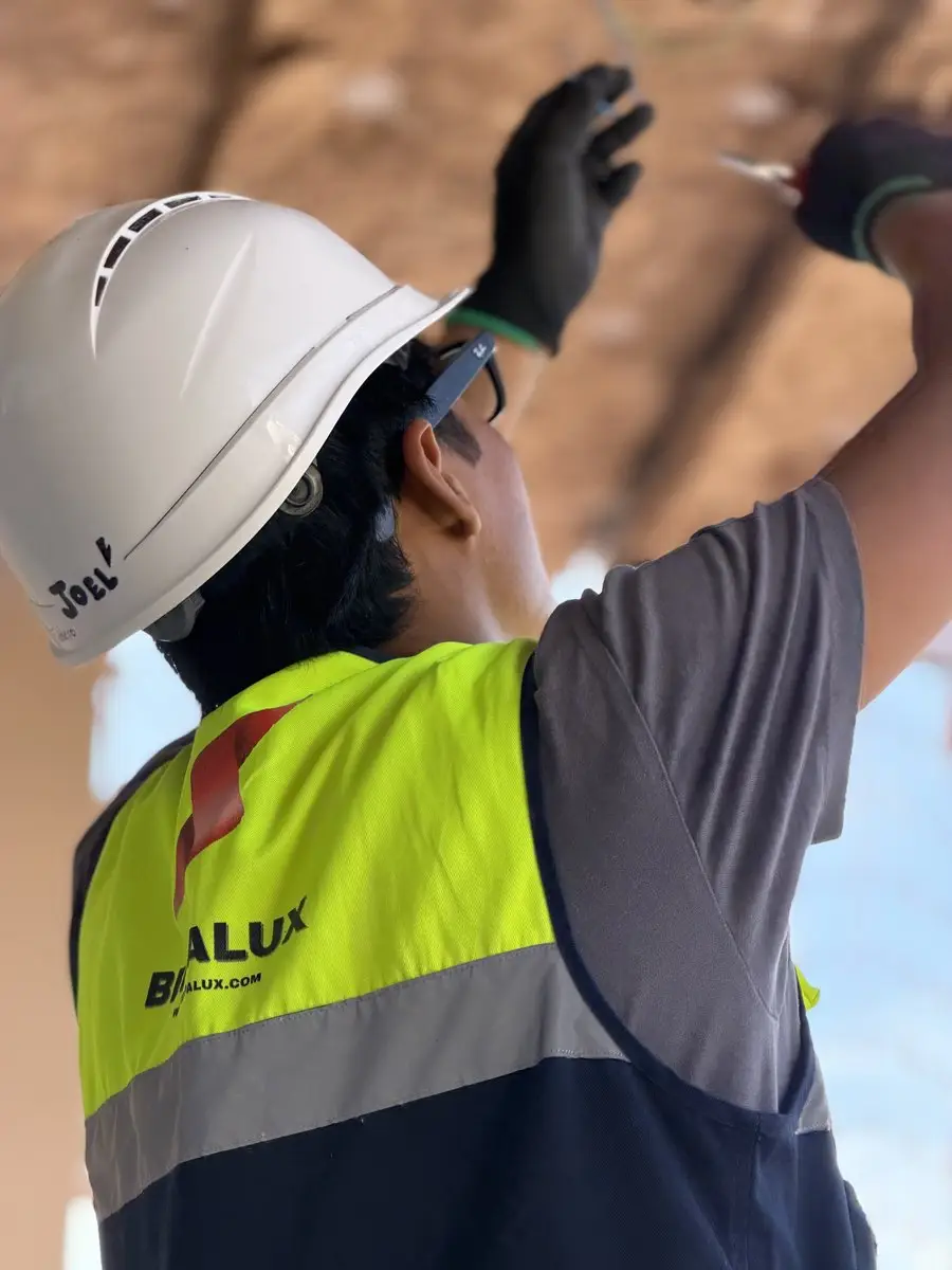 Electricista de Berpalux con casco trabajando en obra