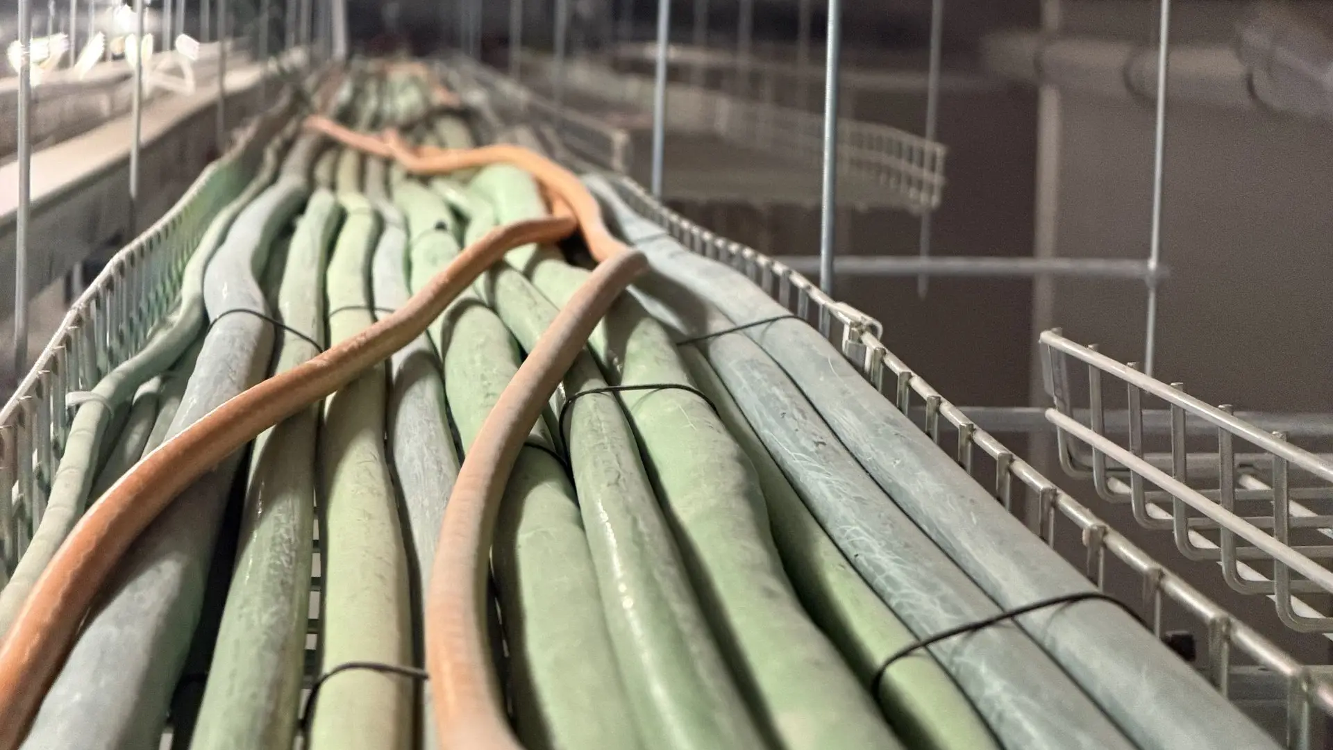 Bandeja de cables de líneas eléctricas en el garaje de un edificio de viviendas