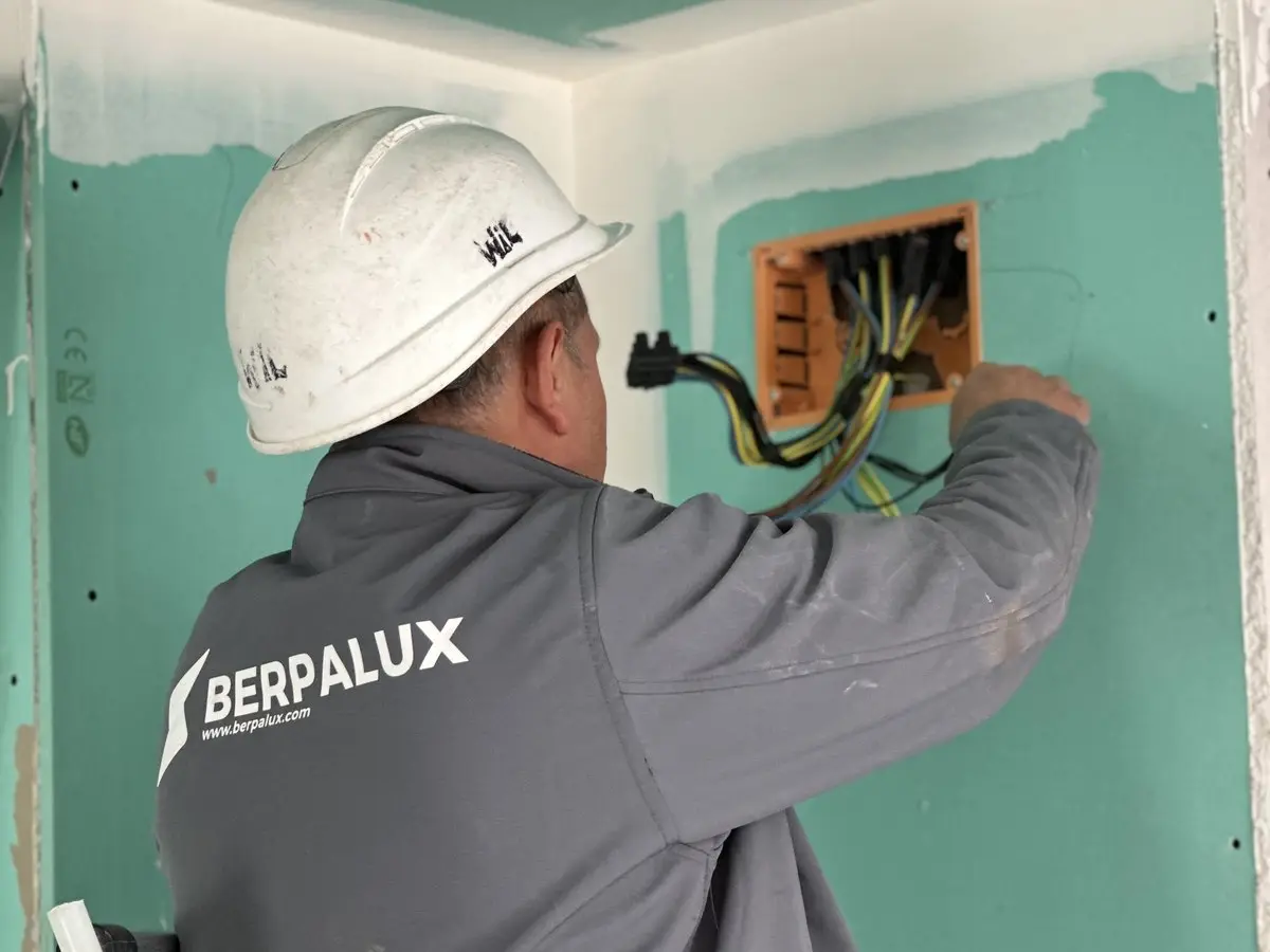 Electricista de Berpalux conectando una caja de registro en una vivienda de C/ Beasain, Orcasitas