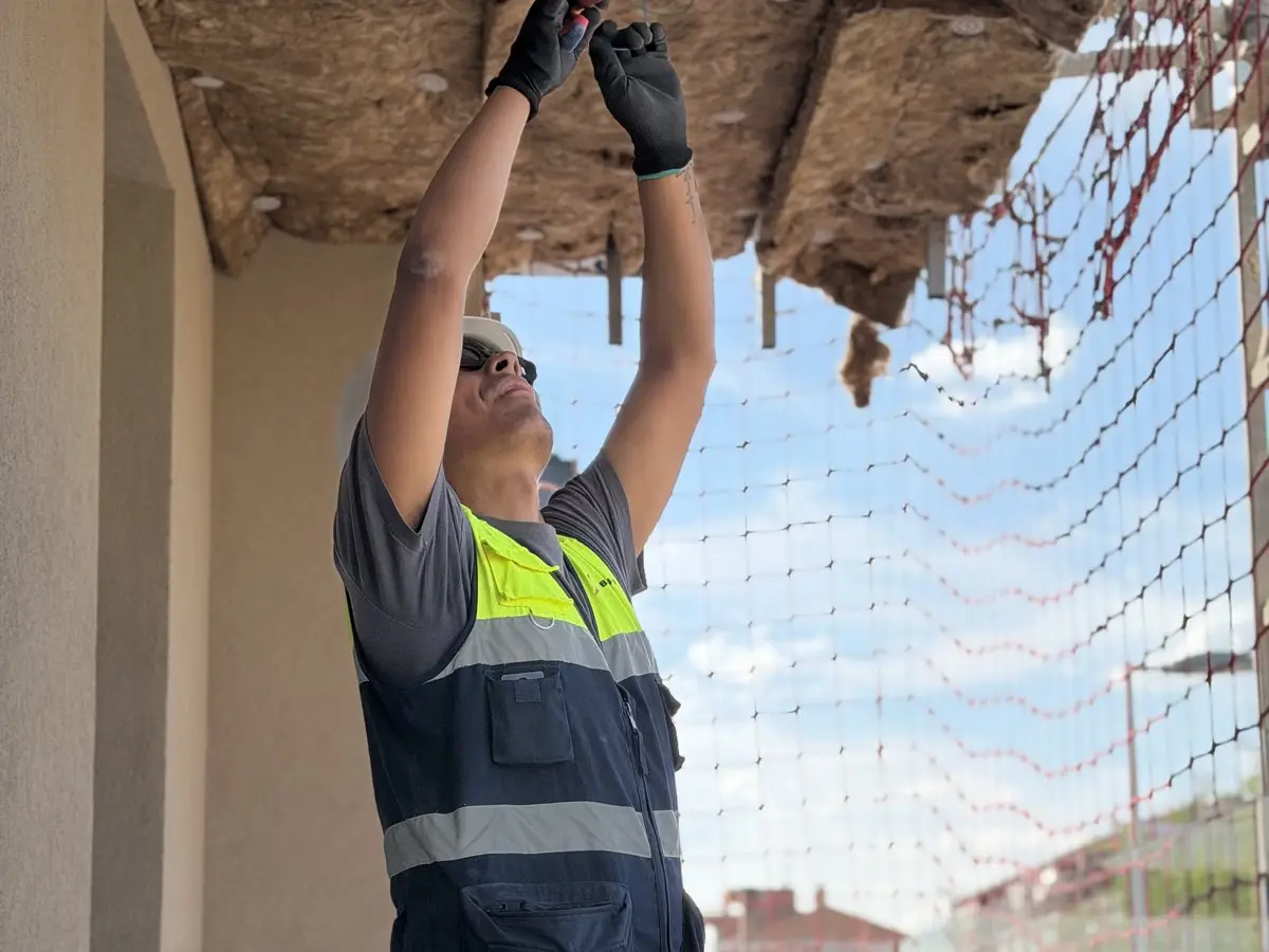 Electricista de Berpalux instalando en terraza de la obra de Los Berrocales, Vicálvaro