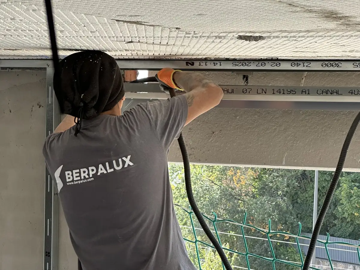 Electricista de Berpalux trabajando en el techo de zonas comunes en C/ Méndez Álvaro, Arganzuela